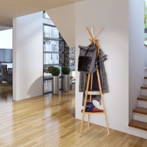 Freistehende Bambus Garderobe mit Haken und zwei runden Ablagen für Kleidung und Accessoires im Flur.
