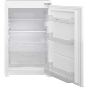 Weißer Einbau-Kühlschrank mit offener Tür, transparenten Ablagen, Türfächern und Gemüsefach. Ideal für jede Küchenzeile.