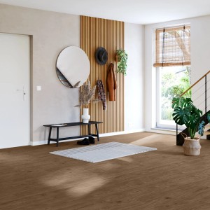 Verlegtes Feinsteinzeug Forte in Braun Matt (61x15 cm) im Eingangsbereich mit Holzoptik.