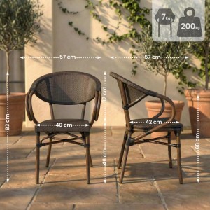 Brauner CLP Bistrostuhl Madetta Coffee, Gartenstuhl mit Geflecht-Optik, Maße 57x57x83 cm, auf Terrasse mit Pflanzen.