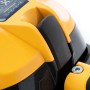 Detailaufnahme: Gelbe Stiga CS 750 Benzin-Kettensäge, Bedienelemente und Motorsteuerung im Fokus.