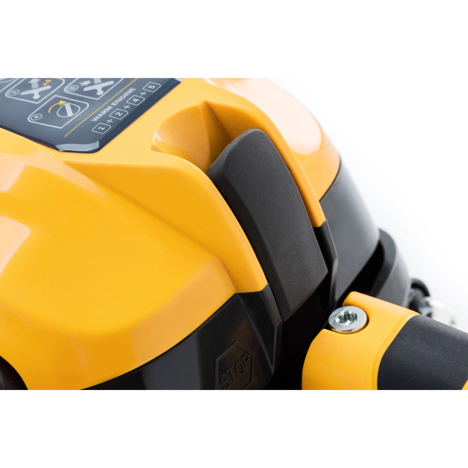 Detailaufnahme: Gelbe Stiga CS 750 Benzin-Kettensäge, Bedienelemente und Motorsteuerung im Fokus.