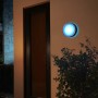 Philips Hue Daylo Wandleuchte, schwarz, mit farbigem Licht im Außenbereich.