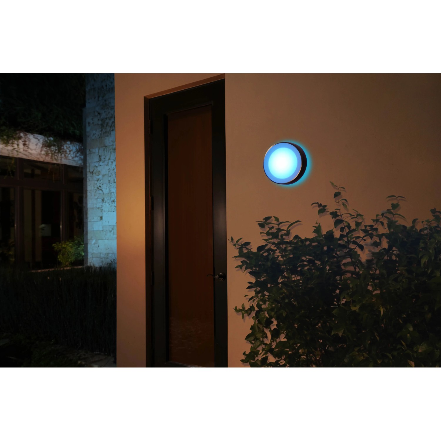 Philips Hue Daylo Wandleuchte, schwarz, mit farbigem Licht im Außenbereich.