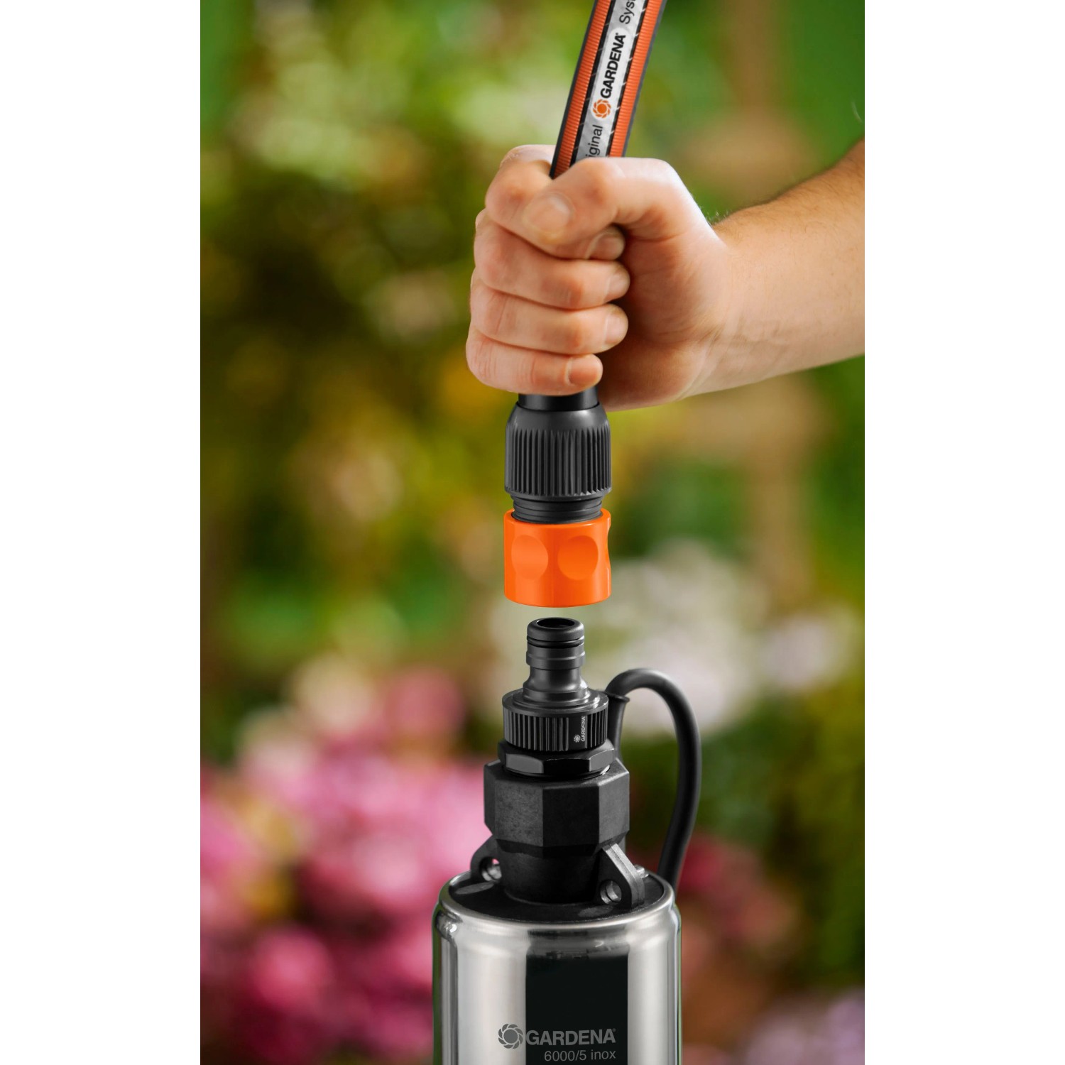 Gardena Premium Tiefbrunnenpumpe 6000/5 inox mit Schlauchanschluss im Einsatz.