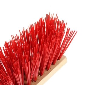 Roter Straßenbesen mit dichten Elaston Borsten auf Holzsockel. Robuster Besen für groben Schmutz.
