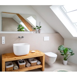 Modernes Bad mit Könighaus Infrarotheizung Spiegel, Waschbecken und Toilette unter Dachfenster.