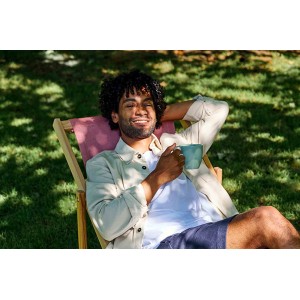 Mann entspannt mit Mepal Henkelbecher im Garten. 4er Set, Mixed.