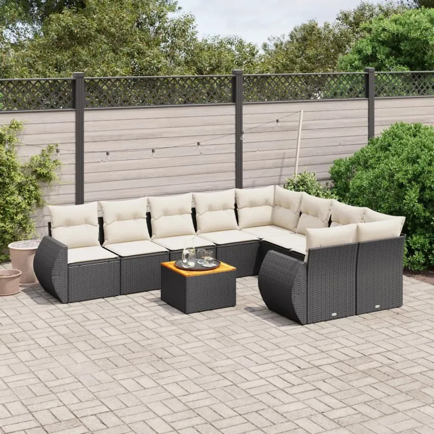 Schwarze 10-tlg. vidaXL Garten-Sofagarnitur aus Rattan mit cremefarbenen Kissen und Tisch auf einer Terrasse.