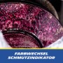 Felge mit rötlichem Michelin Felgenreiniger, der Schmutz löst. Autopflege für saubere Felgen.
