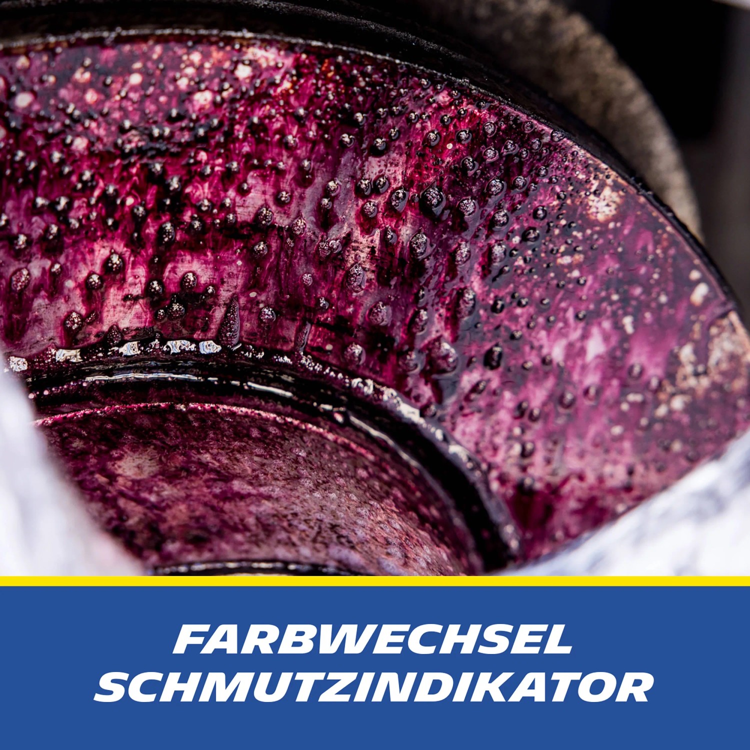 Felge mit rötlichem Michelin Felgenreiniger, der Schmutz löst. Autopflege für saubere Felgen.