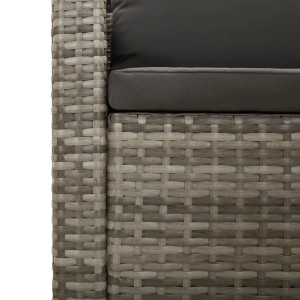 Detailaufnahme: Graues Garten Lounge Set aus Rattan mit dunklen Kissen.