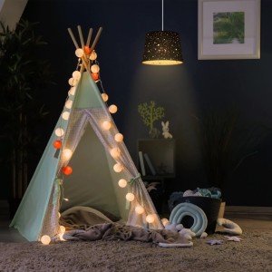 Blaue Relaxdays Kinderzimmerlampe mit Sternenmuster. Runde Stoff-Hängelampe erzeugt Sternenhimmel-Effekt in gemütlichem Kinderzimmer.