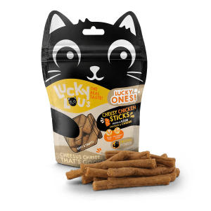 Lucky Lou Katzen-Trockenfutter Sticks mit Käse & Huhn, 50g Packung und einzelne Sticks.