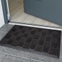 Schwarze Gummipinmatte 40x70 cm mit Beflockung vor einer Tür, ideal für den Außenbereich.