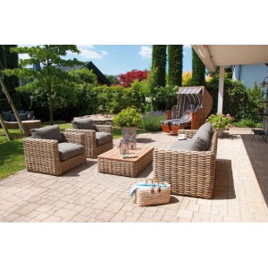 Naturfarbenes Lounge-Sofa aus Polyethylen und Aluminium mit grauen Kissen im Garten.