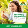 Frau erntet Erdbeeren, Neudorff Azet Veggie-Dünger im Vordergrund.