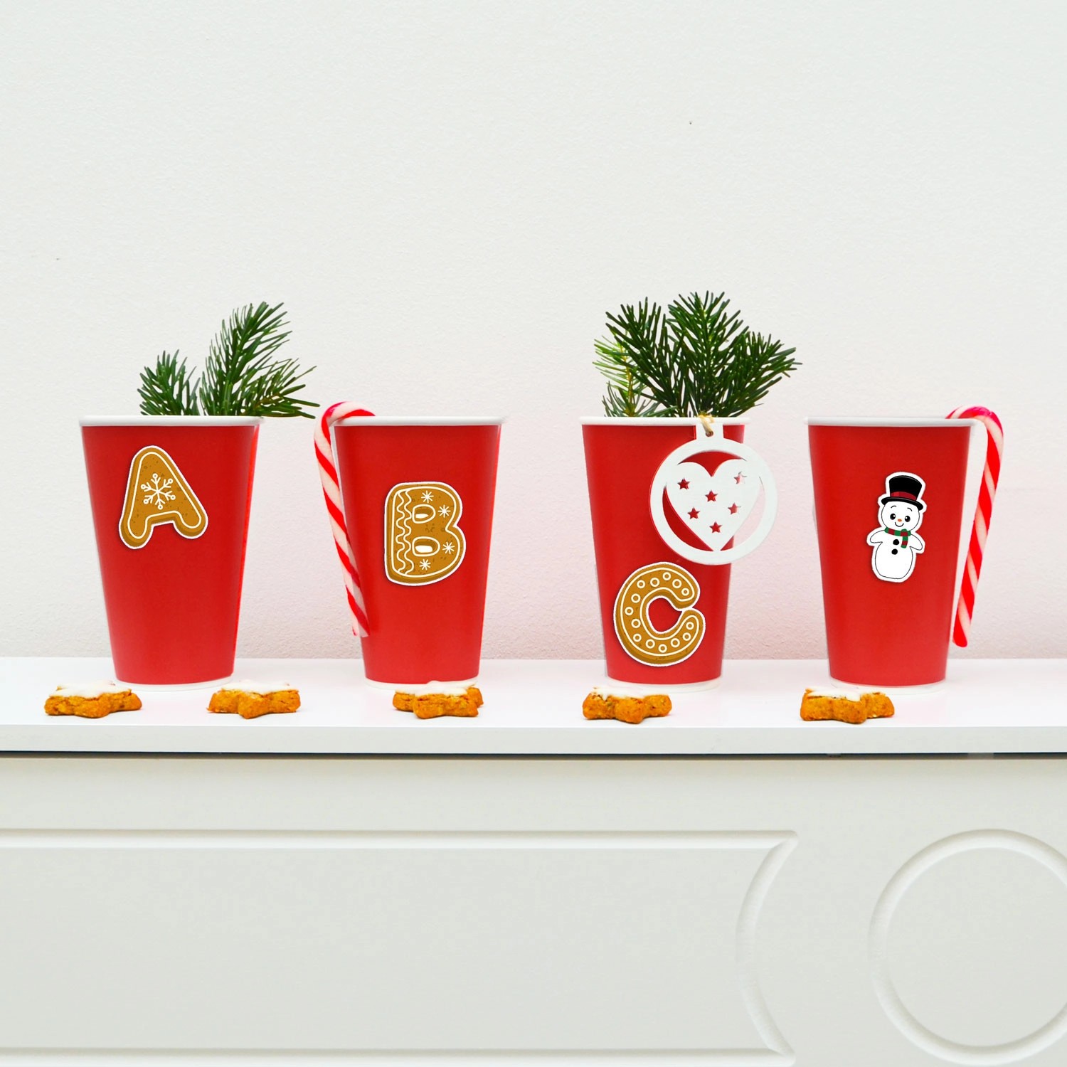 DuneDesign Adventskalender Bastelset: Becher mit Zahlen, Buchstaben und Weihnachtsfiguren.