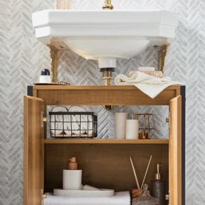 SoBuy Waschbeckenunterschrank BZR63-PF, braun, mit offenstehenden Türen und Badutensilien.