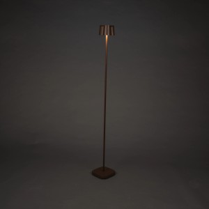 Rostfarbene Konstsmide LED Stehleuchte Nice, 120cm, für Innen- und Außenbereich.