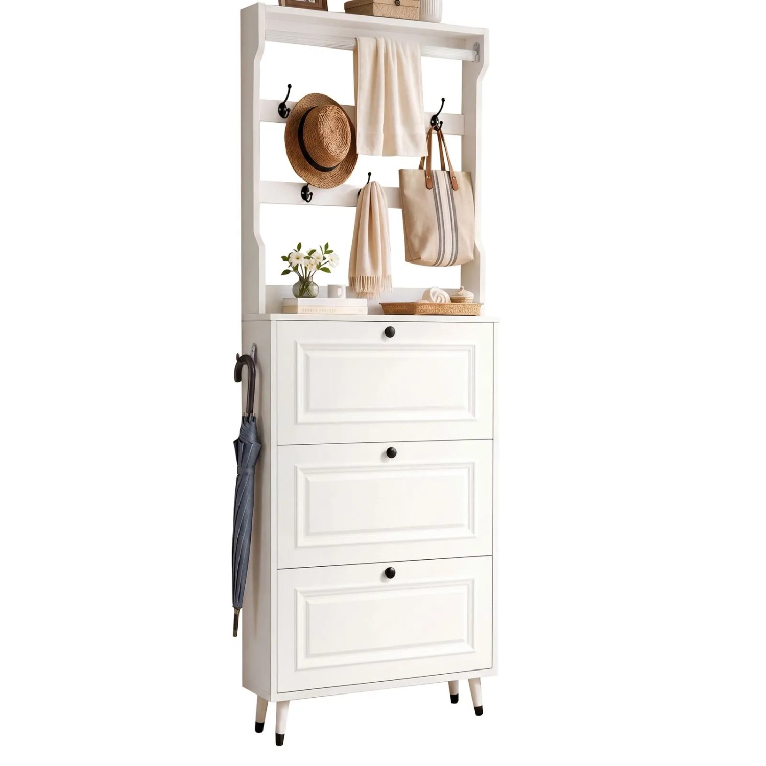 Weiße Flurgarderobe mit Schuhschrank, drei Klapptüren, Haken und Ablage. Ideal für Diele und Eingangsbereich.