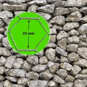 Detailaufnahme Karat Drahtzaun, Sechseckgeflecht mit 25 mm Maschenweite vor Steinen.