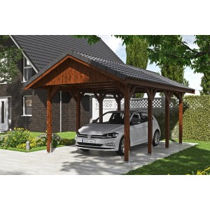 Nussbaumfarbener Satteldach-Carport Wallgau mit Dachlattung und geparktem PKW.