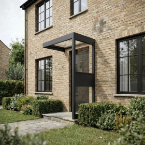 Modernes anthrazitfarbenes Palram Vordach Sophia 1600 mit klarer Seitenwand am Hauseingang.