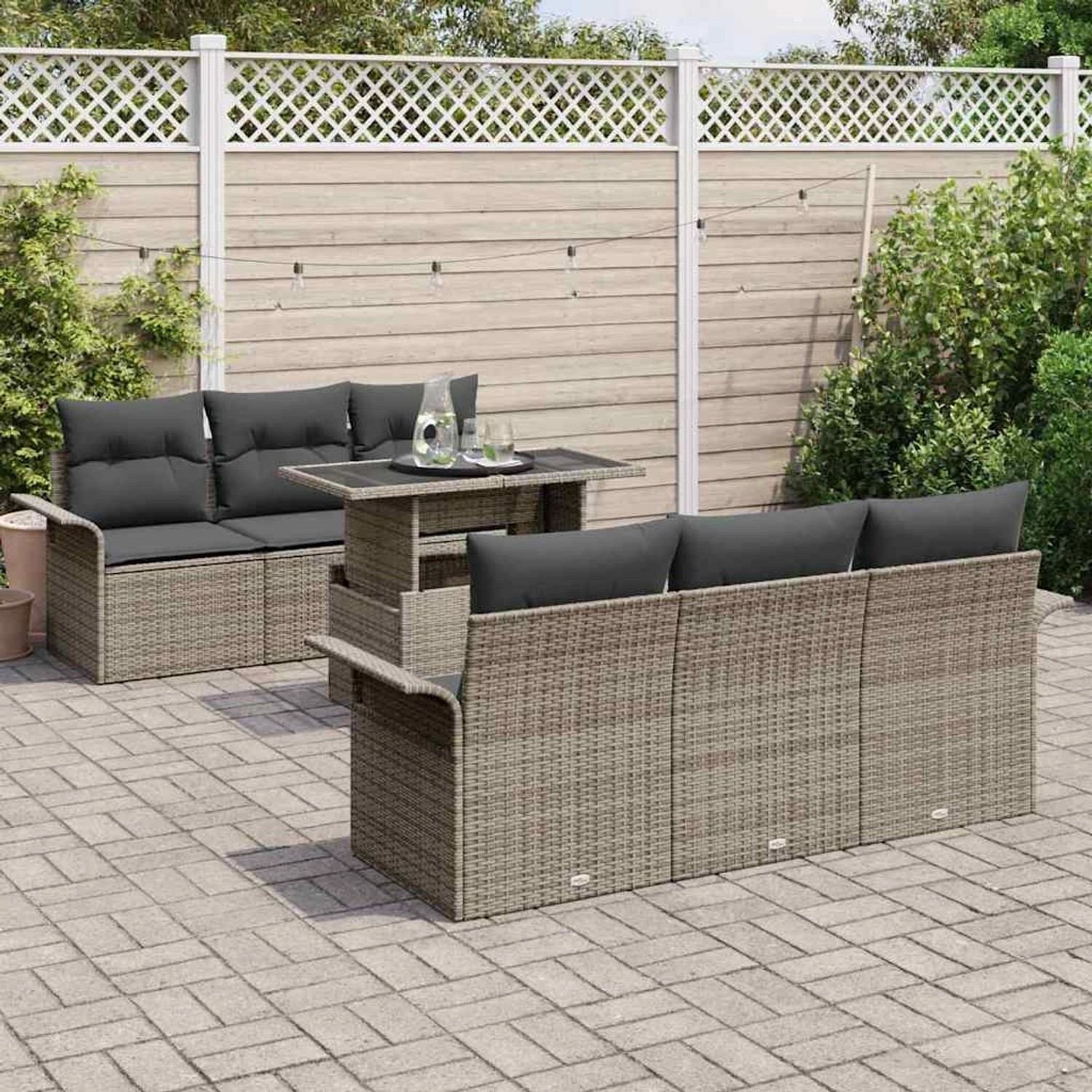 Graues 7-teiliges vidaXL Garten-Sofa-Set aus Poly Rattan mit Tisch und Kissen.