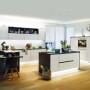 Moderne Küche mit Paulmann MaxLED 1000 LED-Streifen unter Schränken und Insel für stimmungsvolle Beleuchtung.
