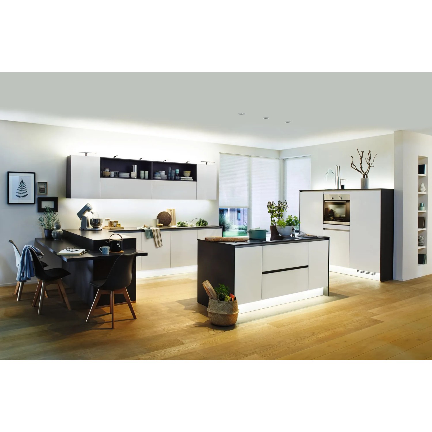Moderne Küche mit Paulmann MaxLED 1000 LED-Streifen unter Schränken und Insel für stimmungsvolle Beleuchtung.