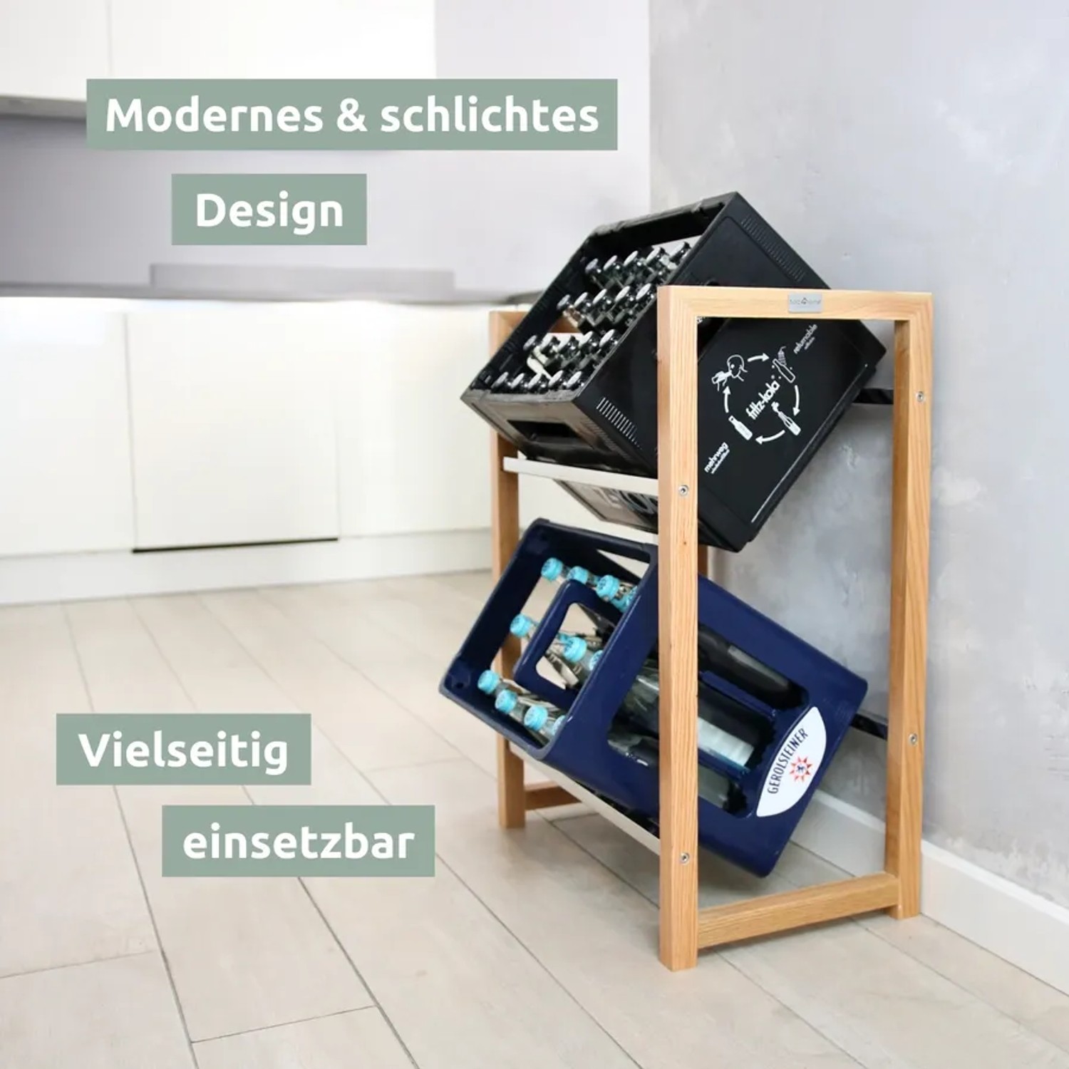 Holzfarbenes Getränkekistenregal mit zwei Kisten (blau, schwarz) und Edelstahlablage.