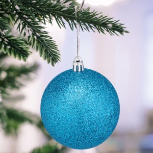Glitzernde petrolfarbene Weihnachtskugel aus bruchsicherem Kunststoff am Tannenbaum. Teil eines 110er Sets.