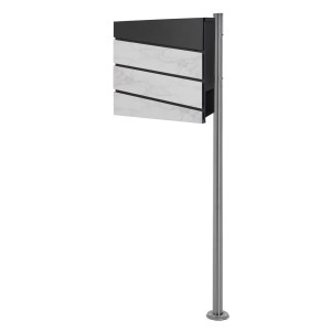 ML-Design Standbriefkasten in Weiß-Marmoroptik mit Zeitungsfach und silbernem Pfosten.