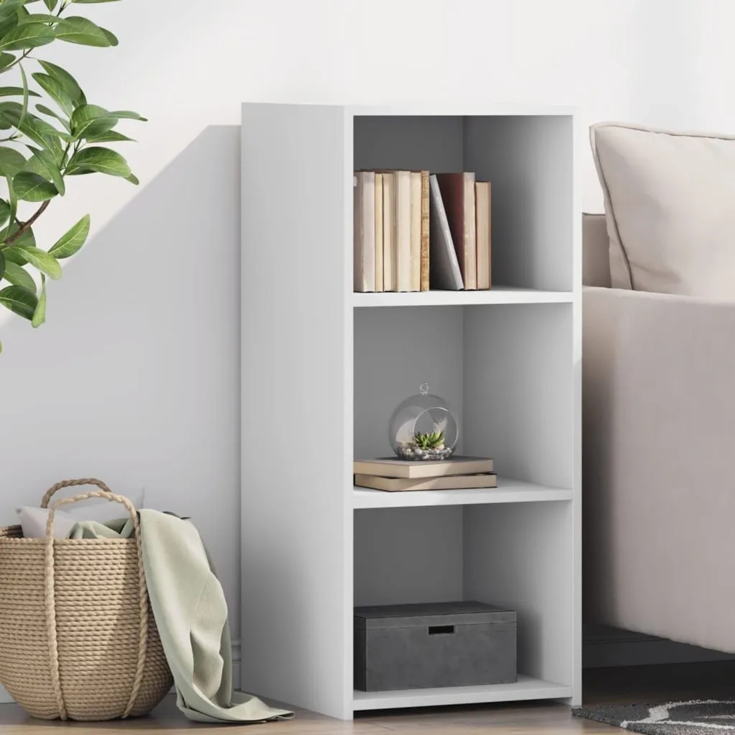 Weißes Sideboard aus Holzwerkstoff mit 3 offenen Fächern. Modernes Wohnzimmerschrank-Regal für Bücher und Deko.