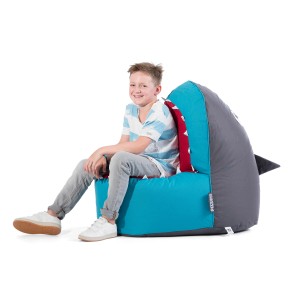 Bunter Sitzsack Shark Brava von Sitting Point in Hai-Form mit Kind.