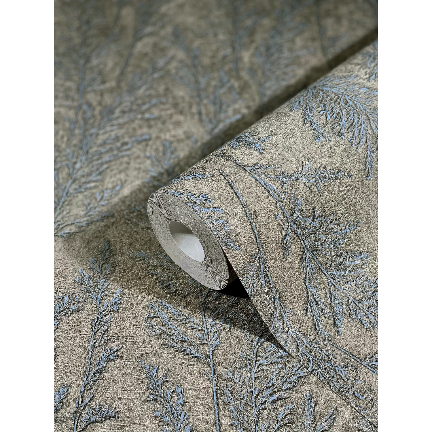 Marburg Vliestapete Natural Opulence Floral Platin: Rolle mit floralem Muster in Platin und Blau.