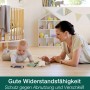 Holzboden mit Bona Parkettlack: Baby spielt mit Mutter und Holzautos im Kinderzimmer.