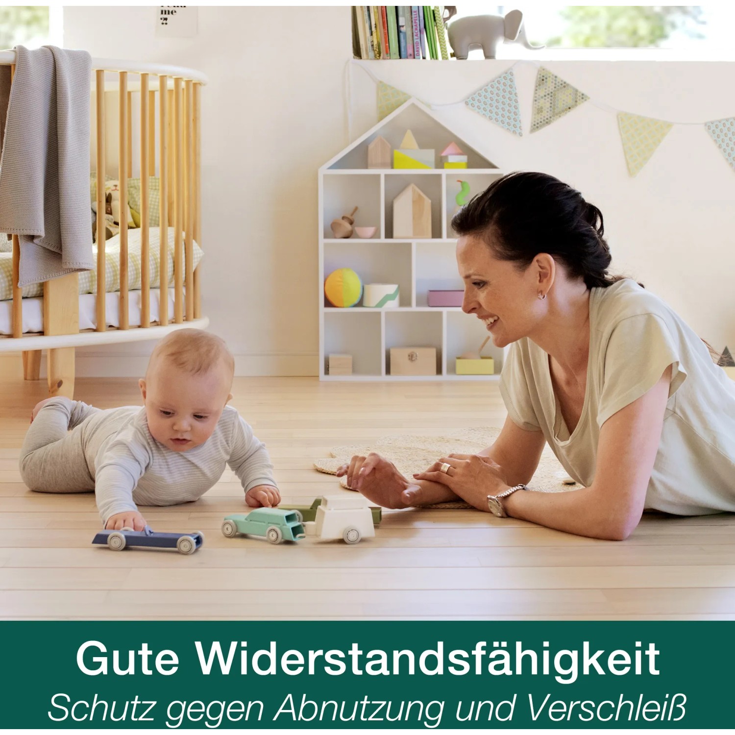 Holzboden mit Bona Parkettlack: Baby spielt mit Mutter und Holzautos im Kinderzimmer.