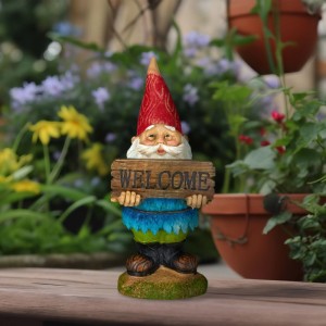 Bunter Gartenzwerg aus Kunststein mit roter Mütze, weißem Bart und "Welcome"-Schild. Wetterfeste Dekofigur, 31 cm.
