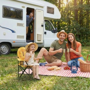 Familie beim Camping mit Sunula Kinder Campingstuhl Löwe. Klappstuhl mit Tiermotiv.