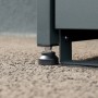 Detailaufnahme: Höhenverstellbarer Fuß der Westmann Mülltonnenbox Moderna in Anthrazit.