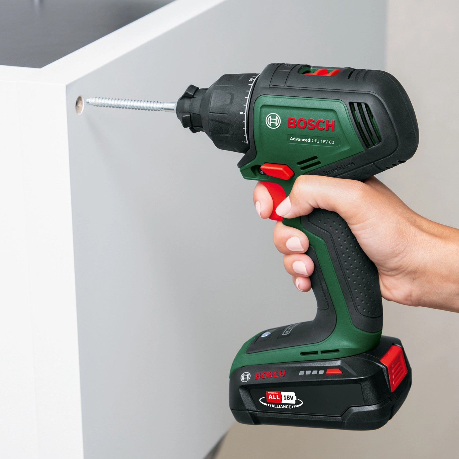 Bosch Advanced Drill 18V-80 Akku-Bohrschrauber beim Schrauben in Holz.