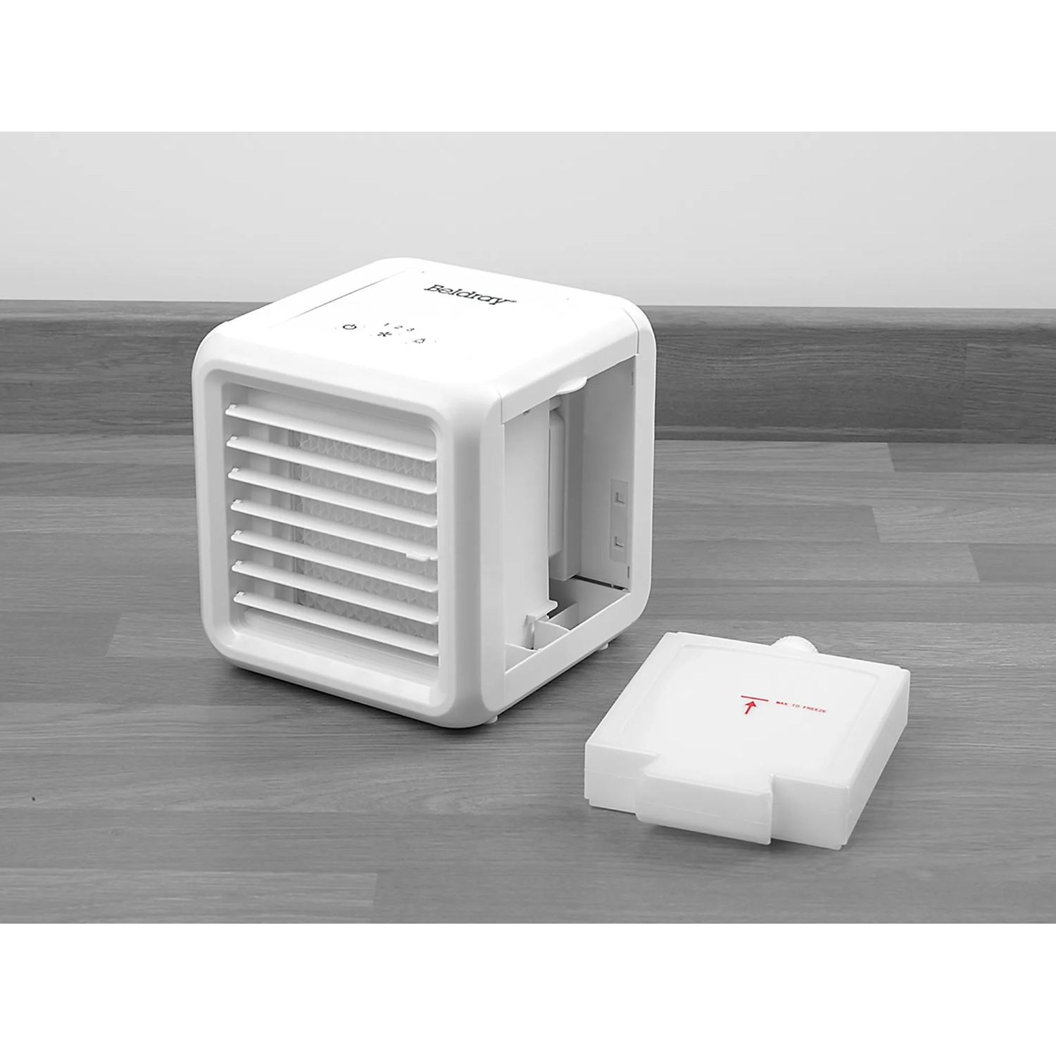 Weißer Mini Luftkühler (7 W) mit herausgenommenem Wassertank. Kompaktes Klimagerät für den Tisch.