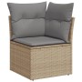 Beige Garten-Sofagarnitur aus Polyrattan mit grauen Kissen, Teil eines 8-teiligen Sets.