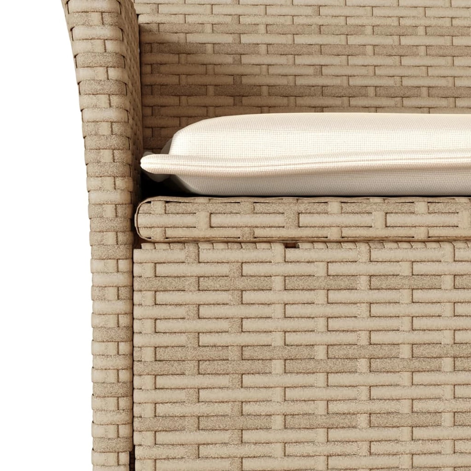 Detailaufnahme: Beige Gartenstuhl aus Rattan mit cremefarbenem Kissen, Teil der vidaXL Essgruppe.