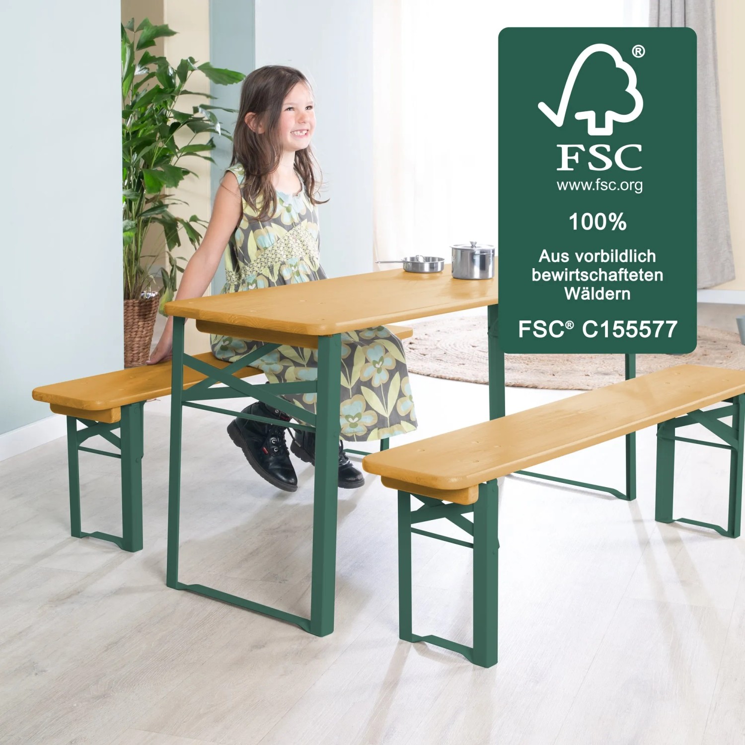 roba Kinderpartygarnitur Natur mit Little Stars Kissen: Kind sitzt an Tisch mit Bänken.