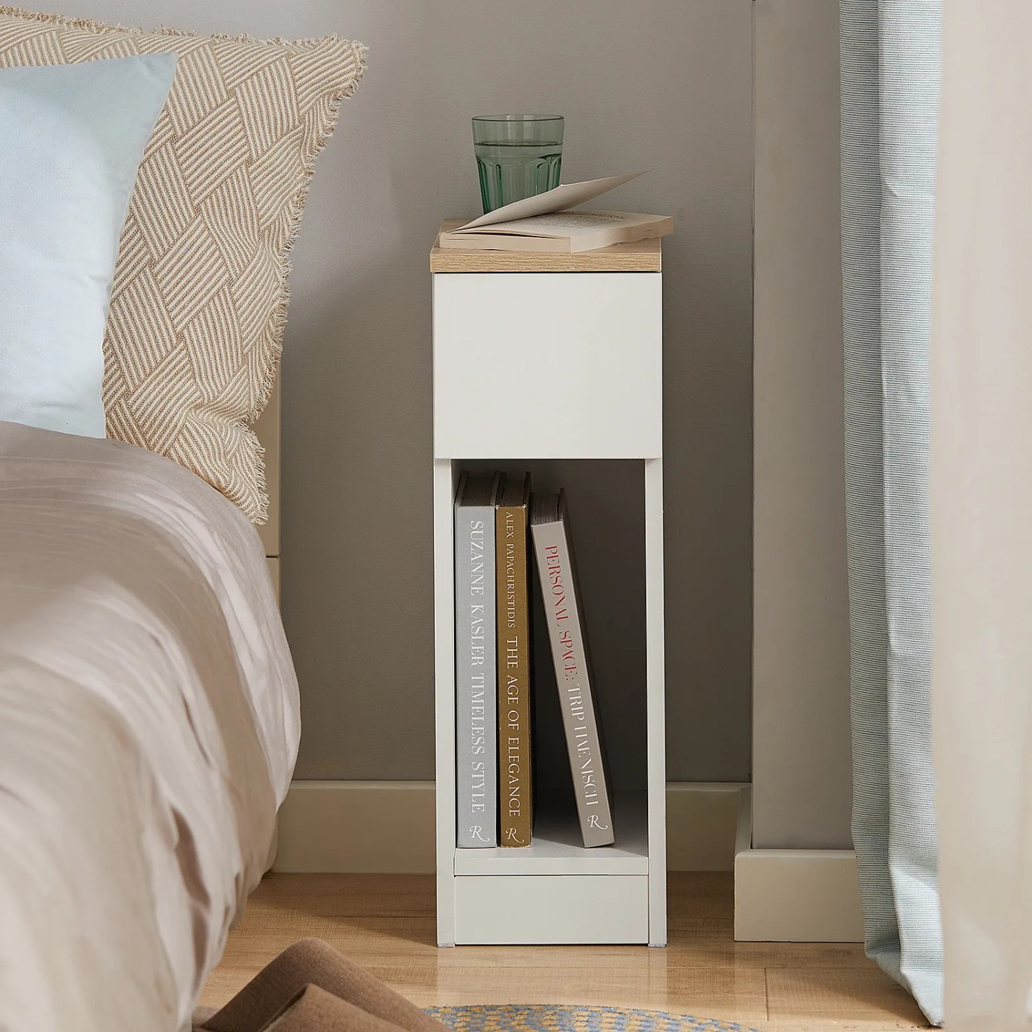 SoBuy Nachttisch FBT111-WN in Weiß mit Schublade und offenem Fach neben Bett.