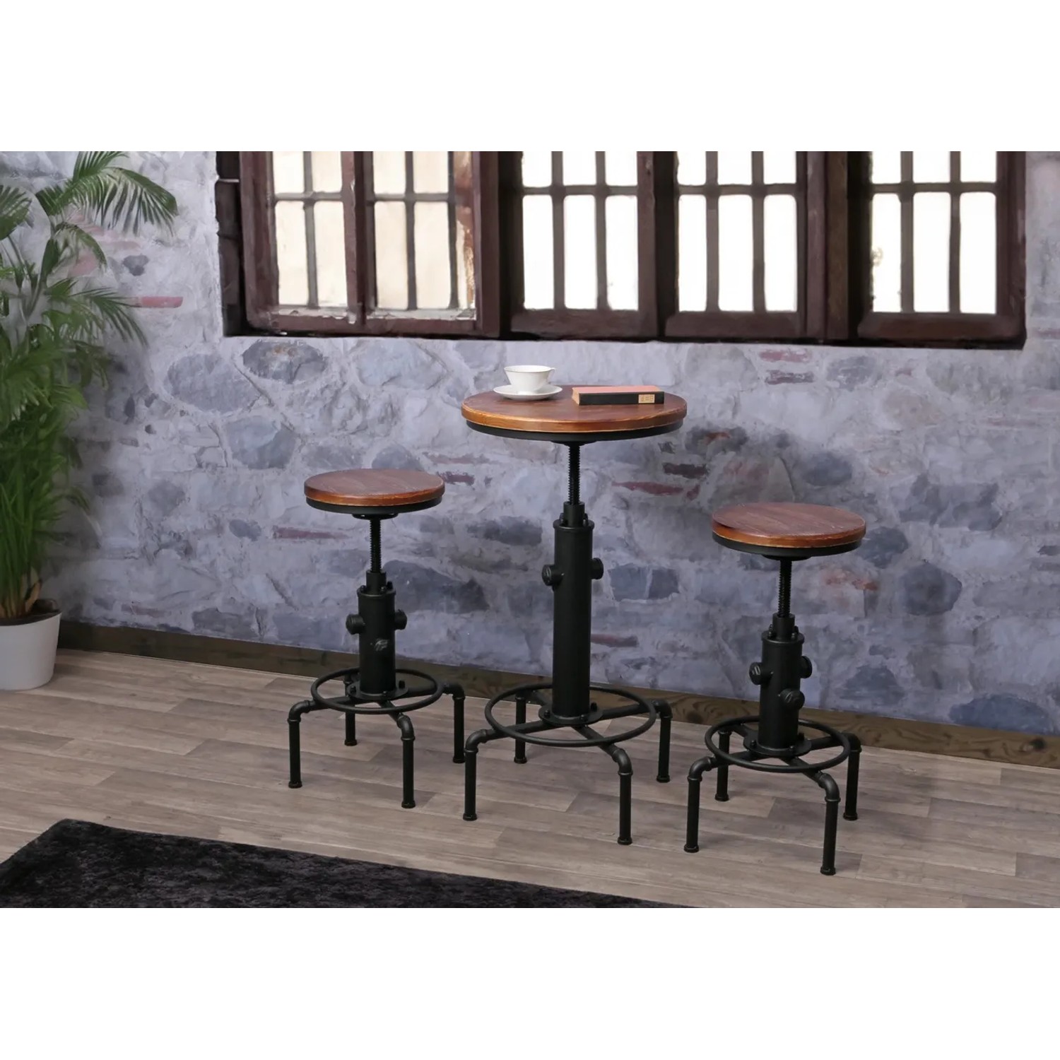 2er Set braune MCW Barhocker N23 im Industrie-Design mit Stahlgestell und Holz-Sitzfläche.