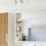 Weißer Eglo Consuma 1 Lichtbalken mit 3 schwenkbaren Spots an der Decke eines modernen Badezimmers. IP44 Schutz.